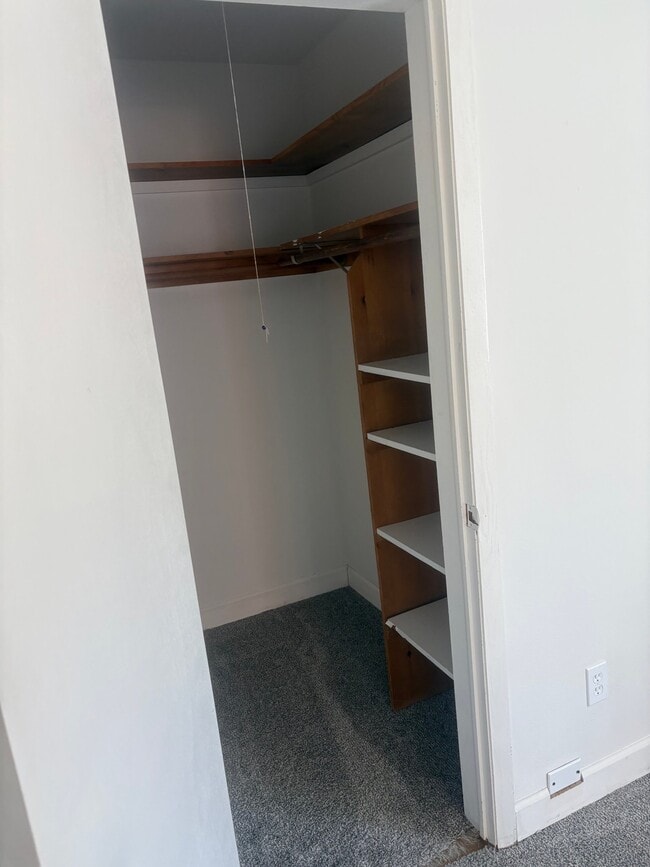 2424 E Webster Pl, Unit 210 in Milwaukee, WI - Building Photo - Building Photo