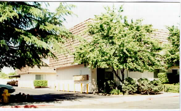 877 Pioneer in Turlock, CA - Foto de edificio - Building Photo