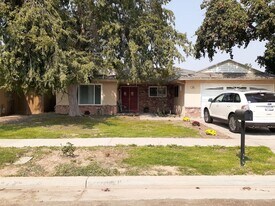 2304 E Los Altos Ave in Fresno, CA - Building Photo