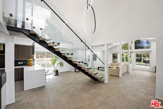 3585 Alana Dr in Los Angeles, CA - Building Photo - Building Photo