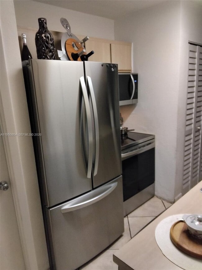 18318 NW 68th Ave in Hialeah, FL - Building Photo - Building Photo