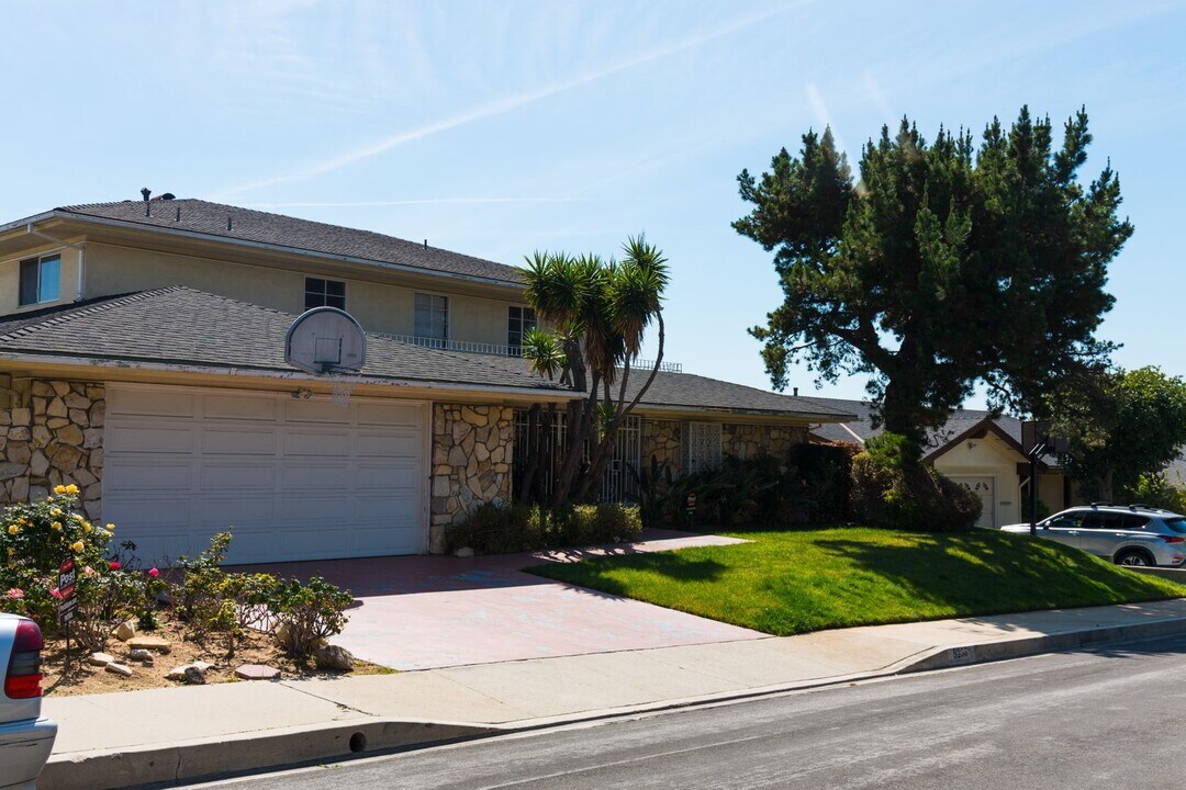 5238 Los Encantos Way in Los Angeles, CA - Building Photo