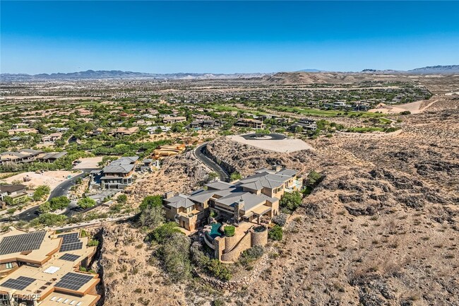 property at 5 Promontory Pointe Ln