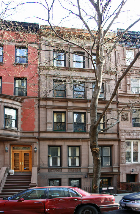 111 W 69th St in New York, NY - Building Photo