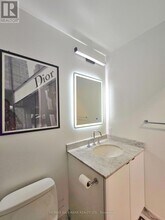 33 Charles St E in Toronto, ON - Building Photo - Building Photo