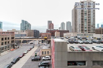 165 N Desplaines St in Chicago, IL - Building Photo - Building Photo