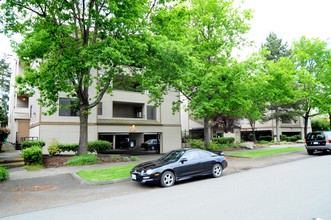 Boardwalk Apartments in Des Moines, WA - Building Photo - Building Photo