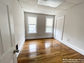 26-28 Harbor View St, Unit 3 in Boston, MA - Foto de edificio - Building Photo