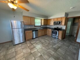 918 N Walnut St, Unit Apartment A in Olney, IL - Building Photo