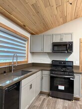 7711 Owensmouth Ave, Unit Modern Cottage in Canoga Park, CA - Building Photo - Building Photo