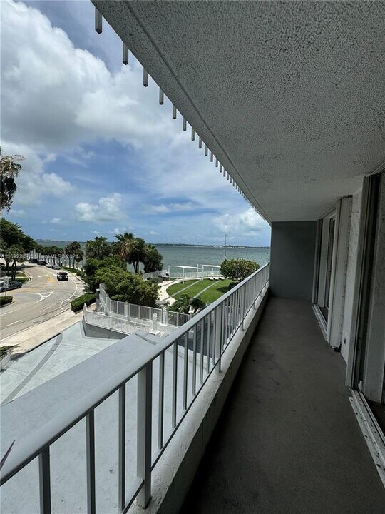 200 SE 15th Rd in Miami, FL - Building Photo