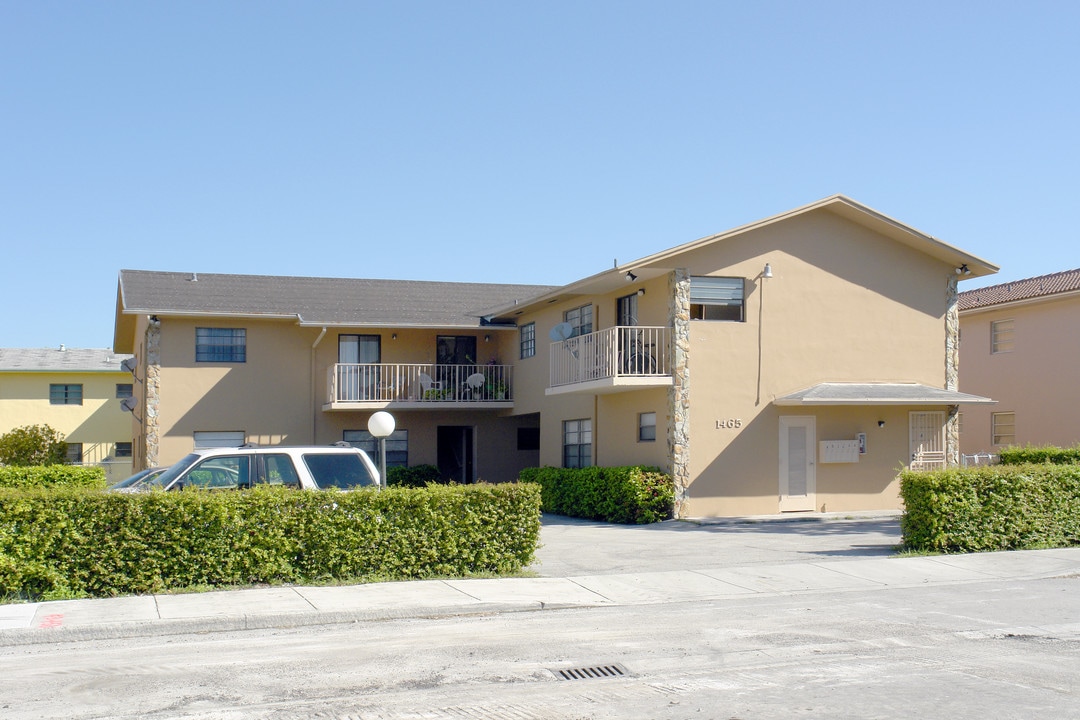 Westland Manor in Hialeah, FL - Foto de edificio