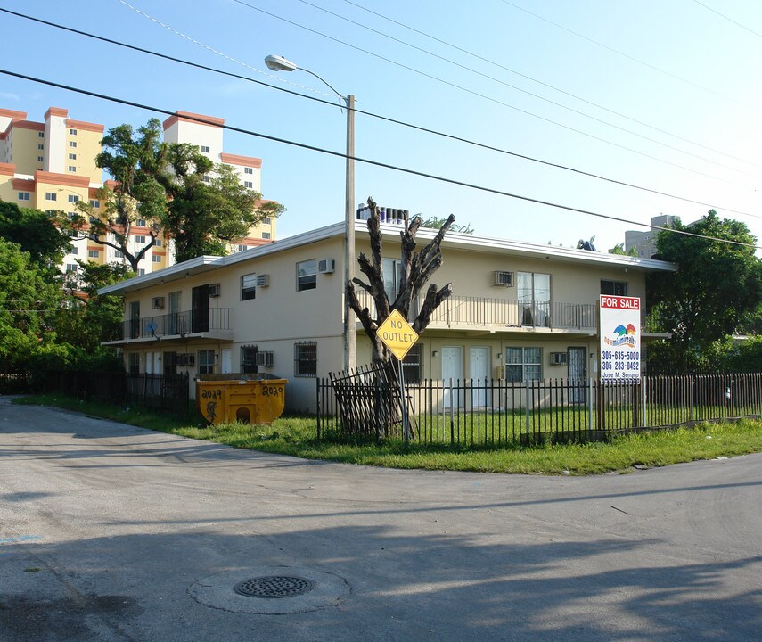 131 NE 77th St in Miami, FL - Foto de edificio