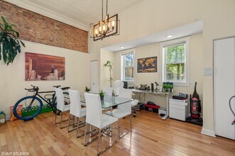 2048 W Evergreen Ave in Chicago, IL - Building Photo - Building Photo