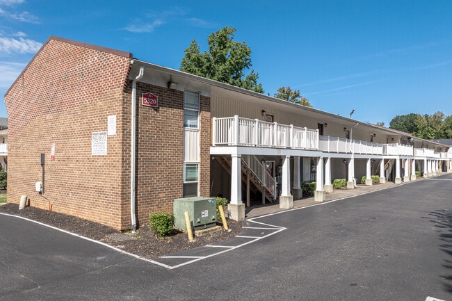 Meadow Creek Apartments in Richmond, VA - Building Photo - Building Photo