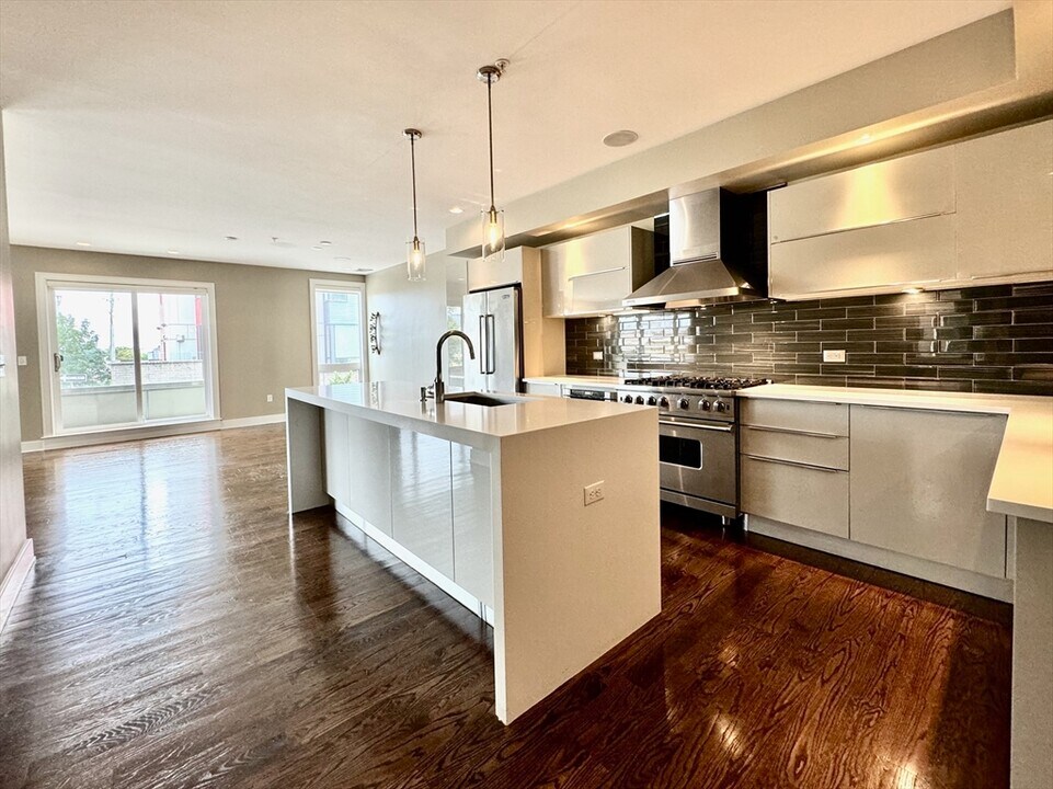 403 W 1st St in Boston, MA - Building Photo