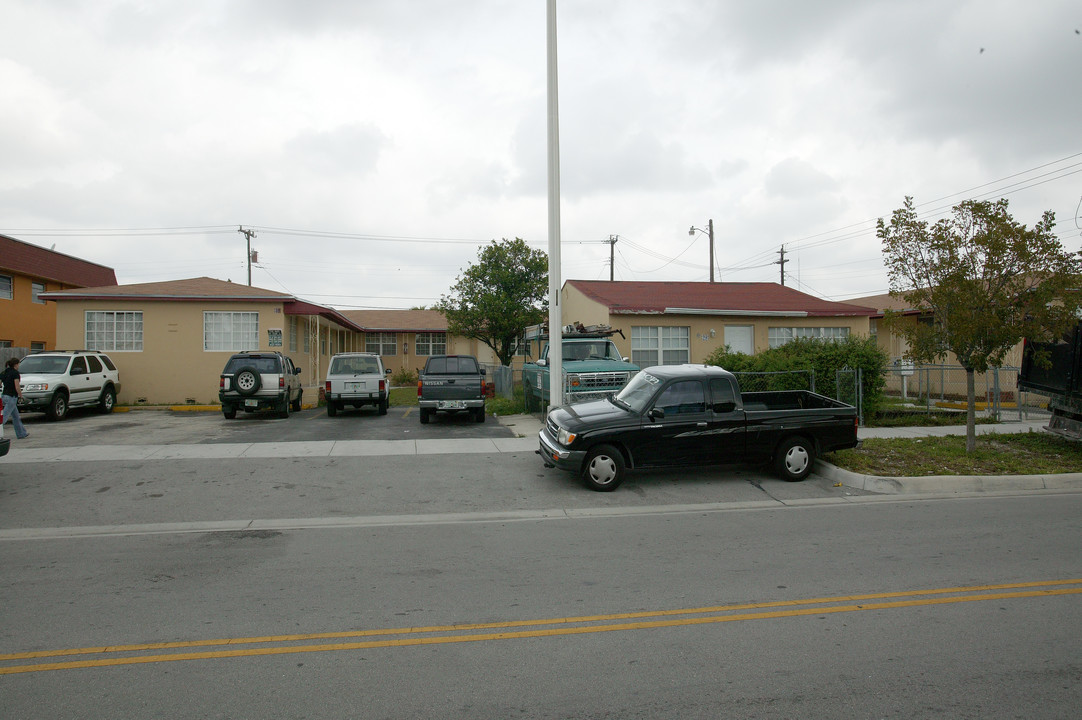 25 W 16th St in Hialeah, FL - Foto de edificio