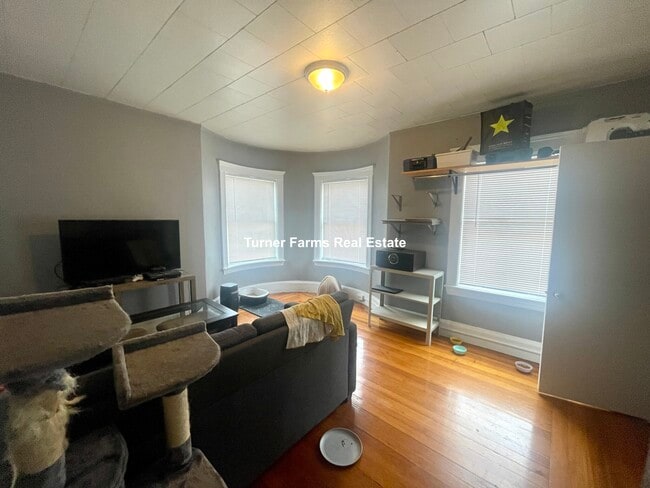22 Alberta Ter, Unit 1 in Cambridge, MA - Foto de edificio - Building Photo