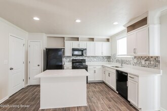 6797 Brittany Oak Dr in Louisville, KY - Building Photo - Building Photo