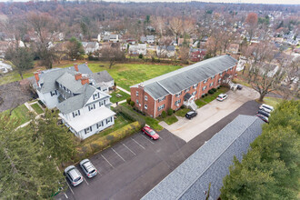 Manor House Apartments in Willow Grove, PA - Building Photo - Building Photo