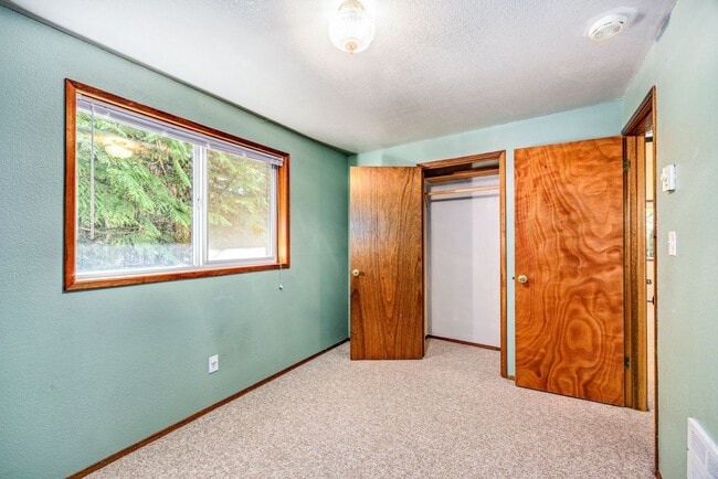 7249 NE Vincent Rd in Bainbridge Island, WA - Building Photo - Building Photo