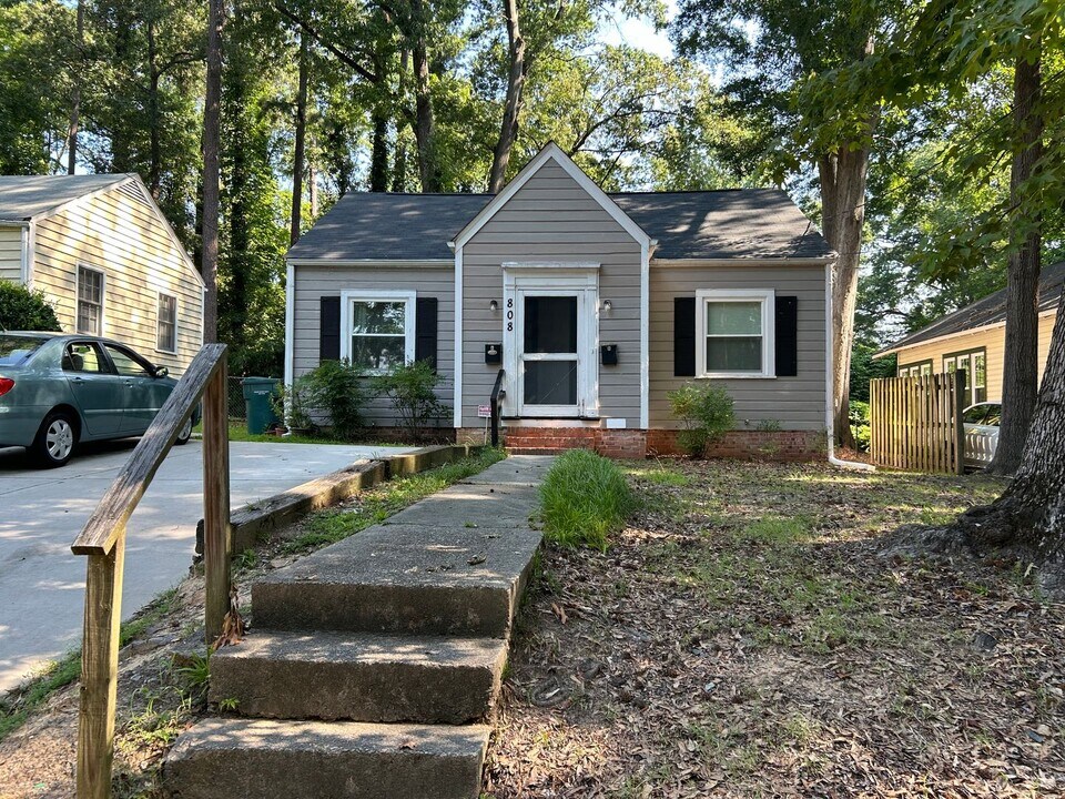 808 W Markham Ave in Durham, NC - Building Photo