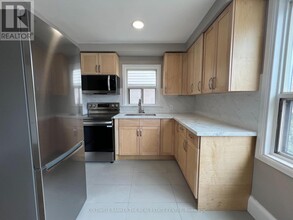 108-108 Grandville Ave in Toronto, ON - Building Photo - Building Photo