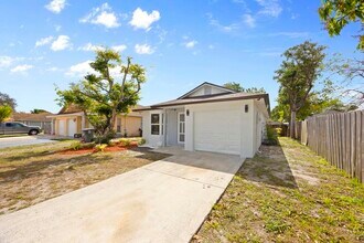 5664 Boynton Crescent in Boynton Beach, FL - Foto de edificio - Building Photo