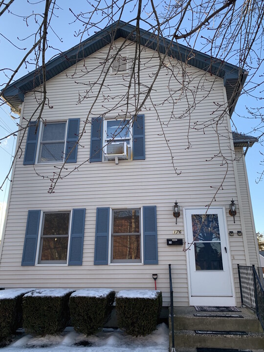176 N Cherry St in Wallingford, CT - Foto de edificio