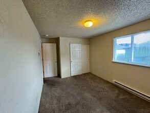 530 SW Fall St in Newport, OR - Building Photo - Building Photo