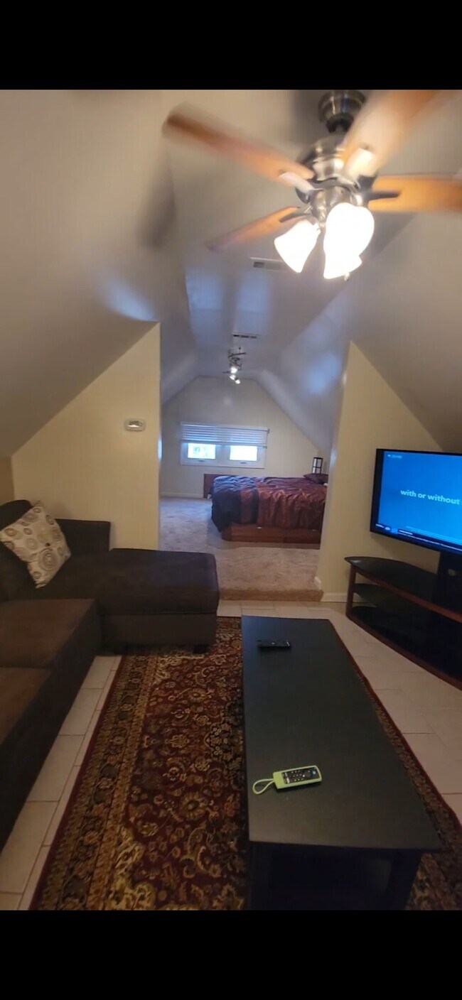 2045 Waterbury Rd in Lakewood, OH - Building Photo - Building Photo