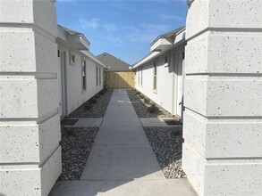 1308 Alta Vista Dr, Unit 2 in Progreso Lakes, TX - Building Photo - Building Photo