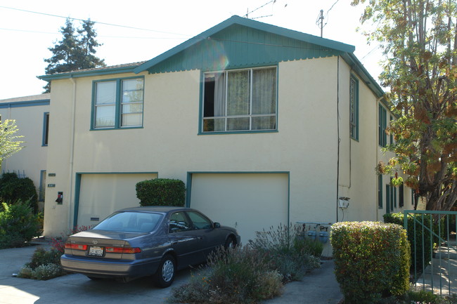 5262-5264 Redondo Ave in Oakland, CA - Building Photo - Building Photo