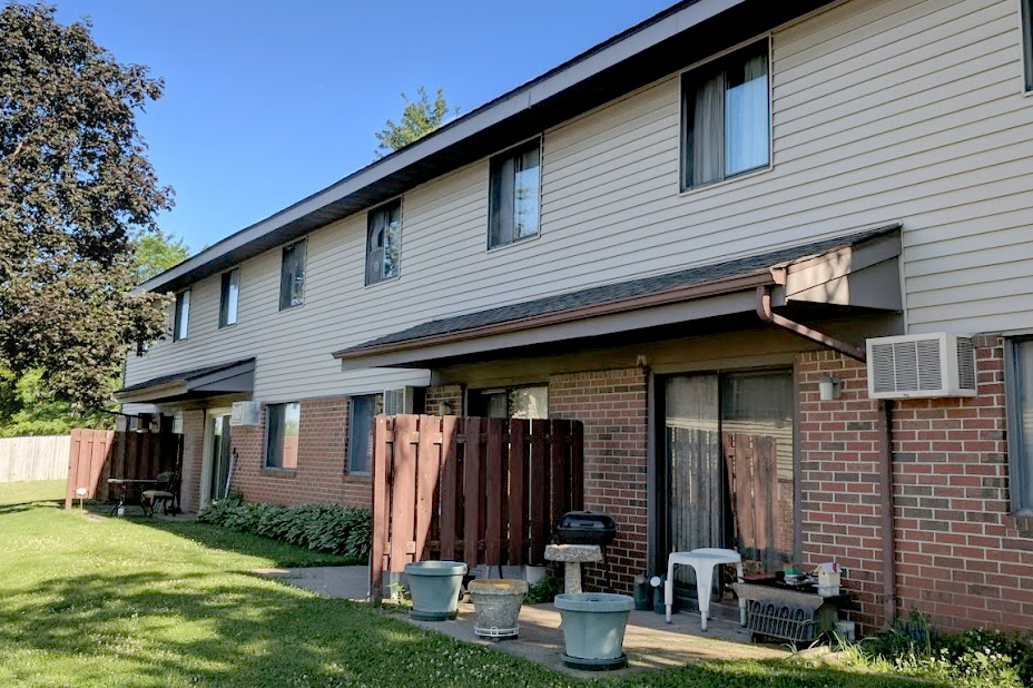 Brady Village in Davenport, IA - Building Photo