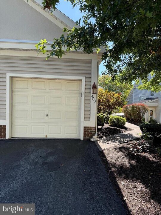403 Oak Hill Ln in Wyomissing, PA - Building Photo