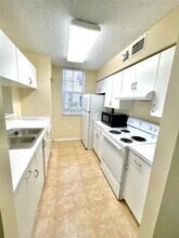 2163 Renaissance Blvd in Miramar, FL - Foto de edificio - Building Photo