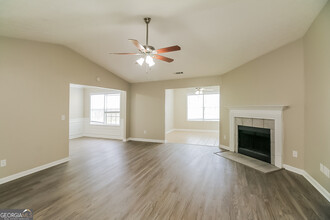 186 Whistle Way in Locust Grove, GA - Foto de edificio - Building Photo