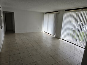 9686 Fontainebleau Blvd in Miami, FL - Building Photo - Building Photo