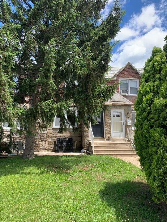 1233 Robbins St in Philadelphia, PA - Building Photo