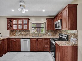 9610 Dunhill Dr in Miramar, FL - Building Photo