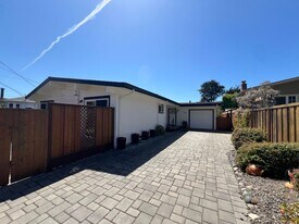 512 Cliff Dr in Aptos, CA - Building Photo