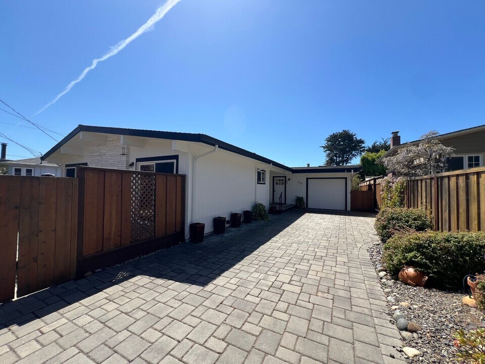 512 Cliff Dr in Aptos, CA - Building Photo