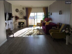5219 Newcastle Ave, Unit 402 in Los Angeles, CA - Building Photo - Building Photo