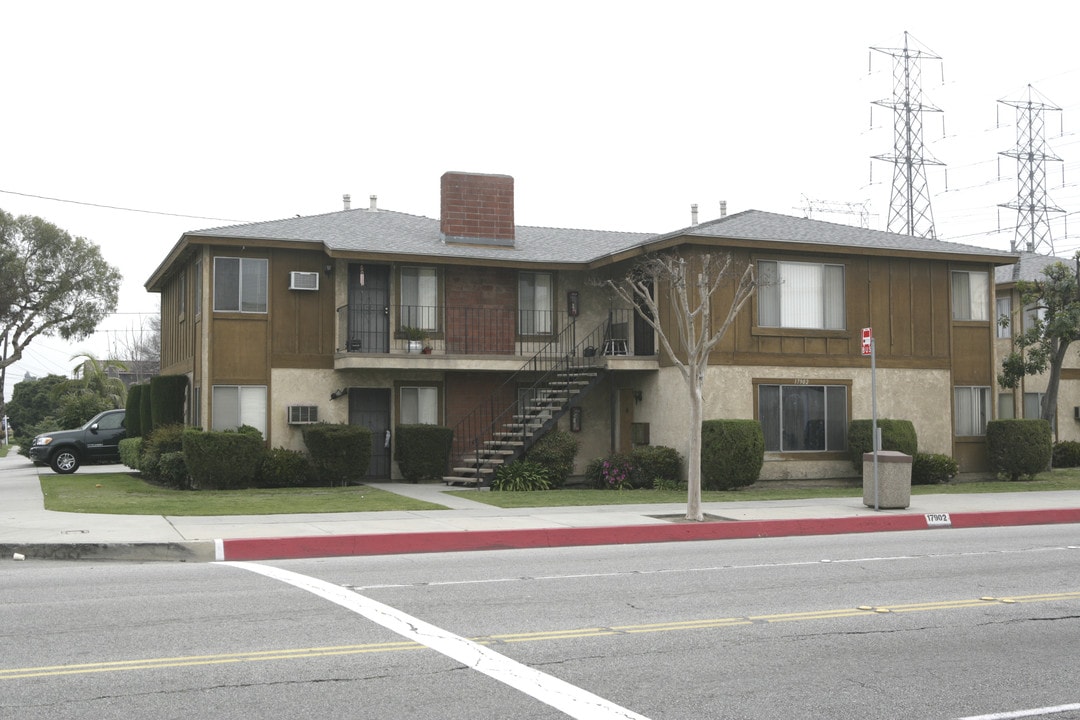 17902-17906 Clark Ave in Bellflower, CA - Foto de edificio