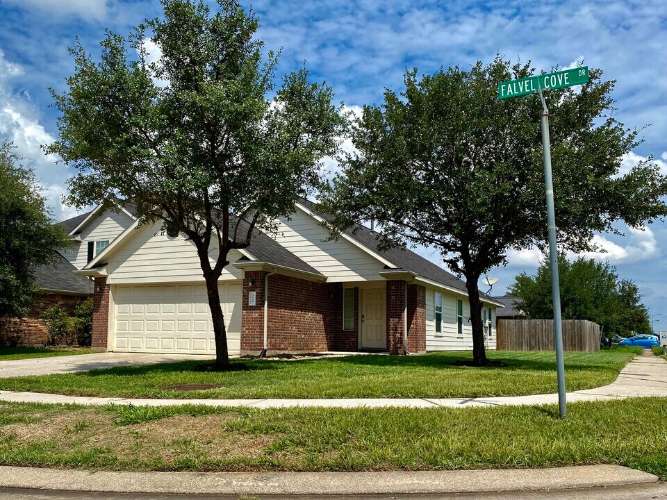 3910 Falvel Cove Dr in Spring, TX - Foto de edificio