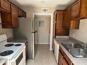 8295 Sands Point Dr in Houston, TX - Building Photo - Building Photo
