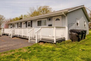 212 W Locust St in Three Oaks, MI - Building Photo