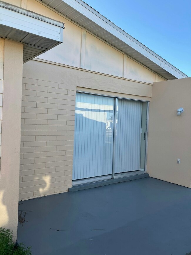 5751 Gallatin Ln in North Port, FL - Foto de edificio - Building Photo