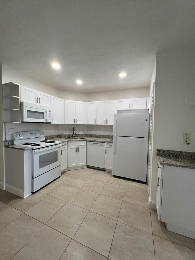 2550 NE 51st St-Unit -103 in Fort Lauderdale, FL - Building Photo - Building Photo