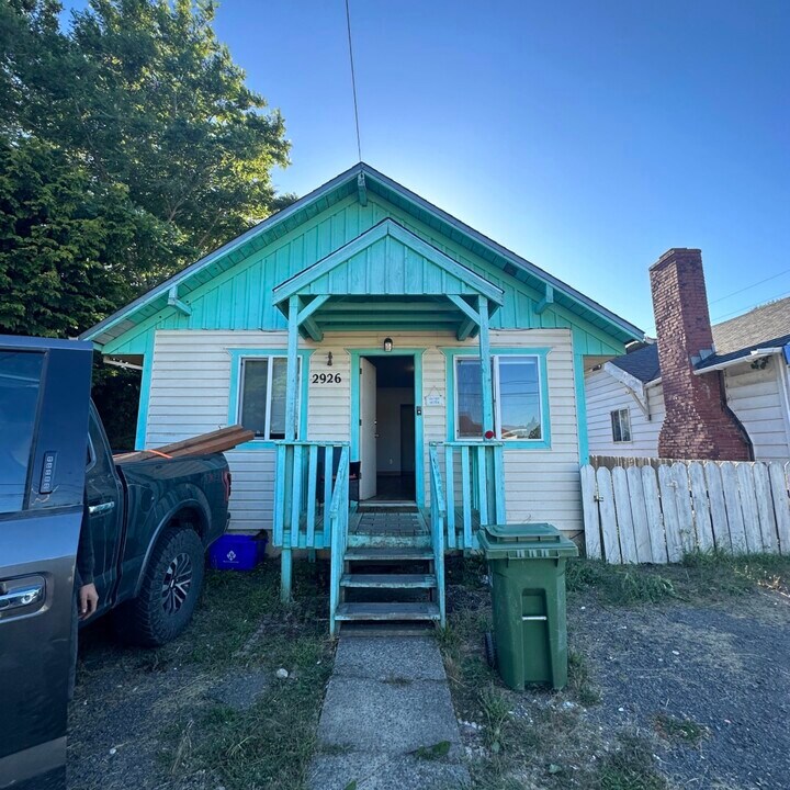 2926 Sheridan Ave in North Bend, OR - Building Photo